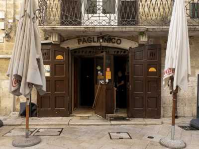 A pochi metri di distanza ecco l�osteria Paglionico, uno degli ultimi ristoranti antichi sopravvissuti a Bari. Aperto nel 1870 da Maria Paglionico � ancora noto per i suoi piatti della tradizione